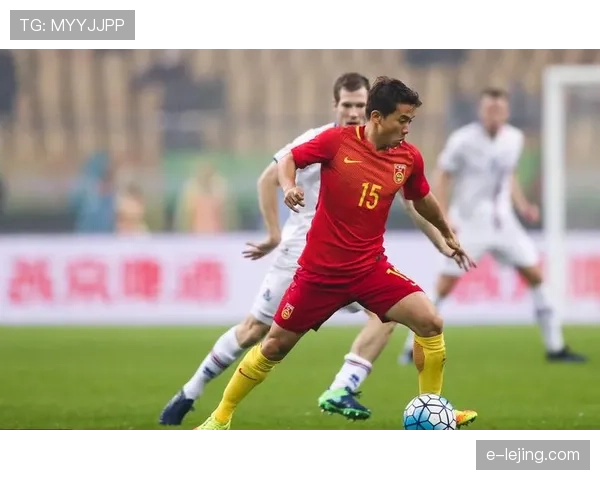 卡卡回撤接应如何破解对手高位防线并主导关键战进攻