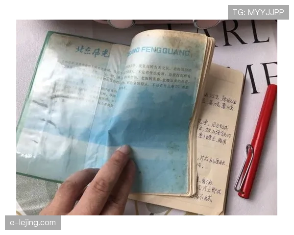 张楠餐桌摆着名牌外卖盒，窗台上却放着妈妈手写菜谱